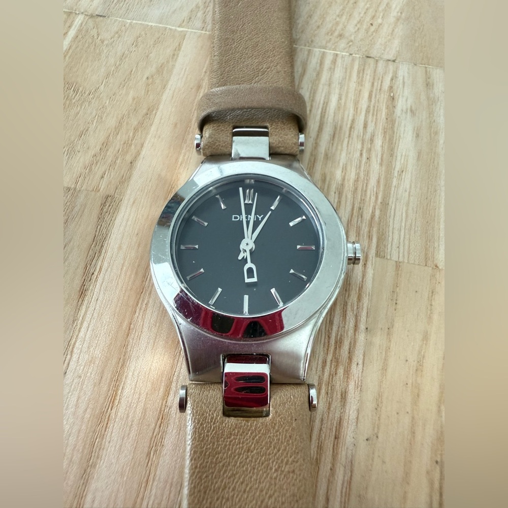 DKNY ladies silver tone tan leather dress watch NEW BATTERY